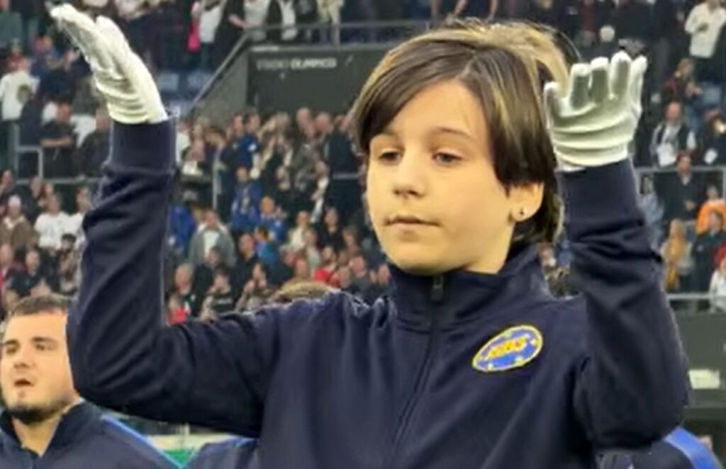 Due bambine “cantano” gli inni con la lingua dei segni: quello che succede dopo entra nella storia del Sei Nazioni Il coro delle mani bianche canta l'inno italiano