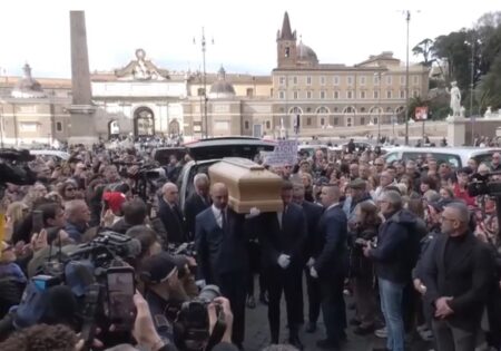 Il feretro di Enrica Bonaccorti