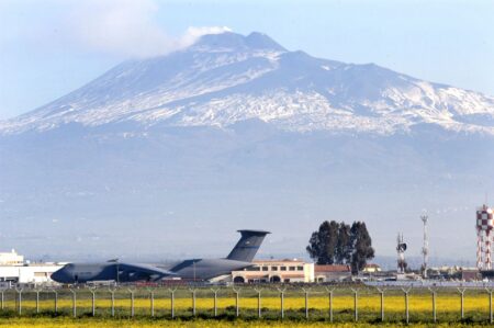 La base di Sigonella con l'Etna sullo sfondo