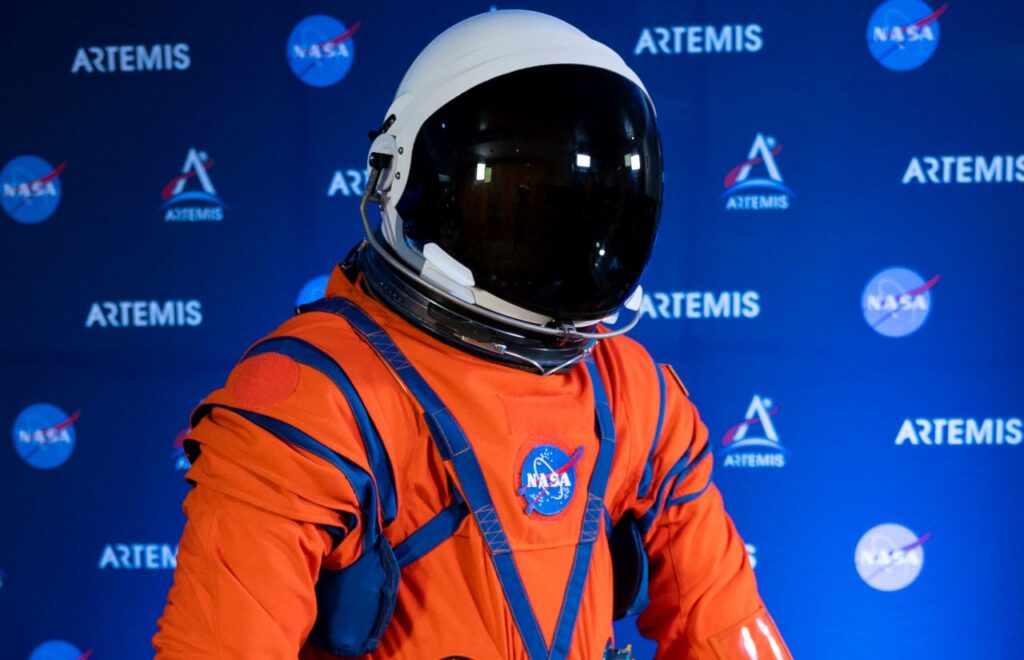 La tuta arancione della missione Artemis