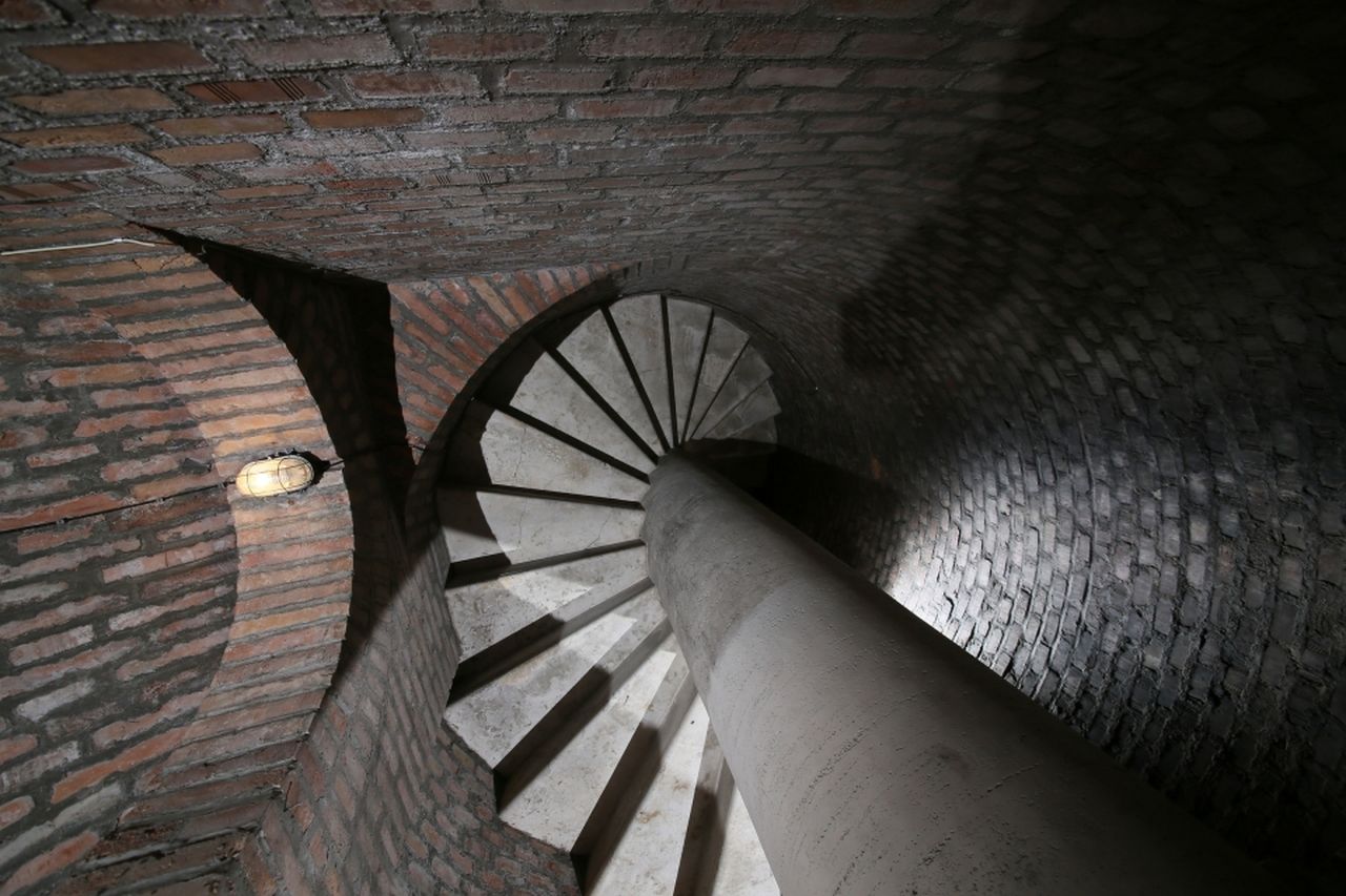 Le scale del bunker dei Savoia