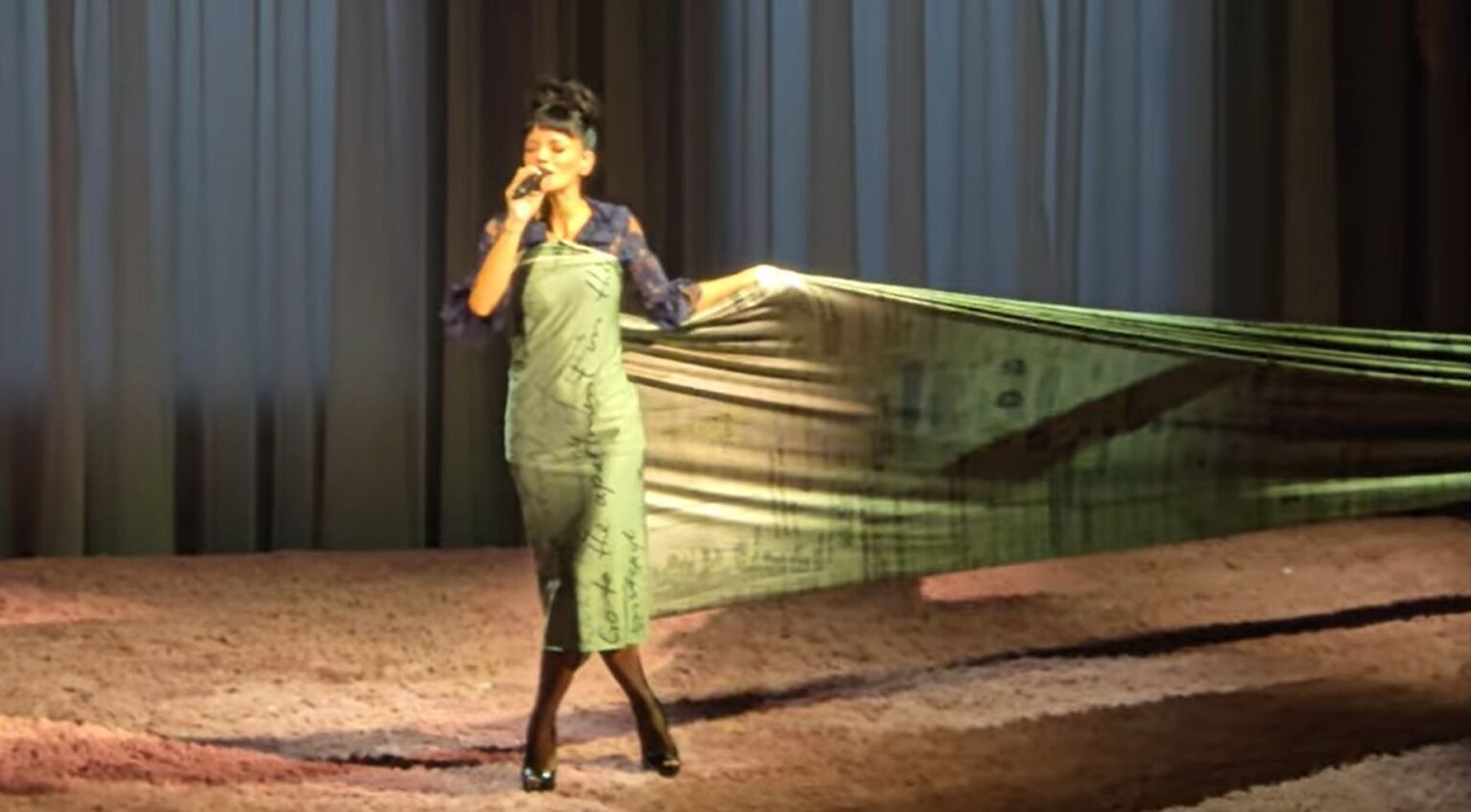 Lily Allen con il revenge dress