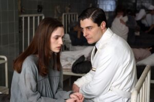 Lino Guanciale e Grace Kicaj nel ruolo di Mario Tobino e Margherita Lenzi in "Le Donne Libere"