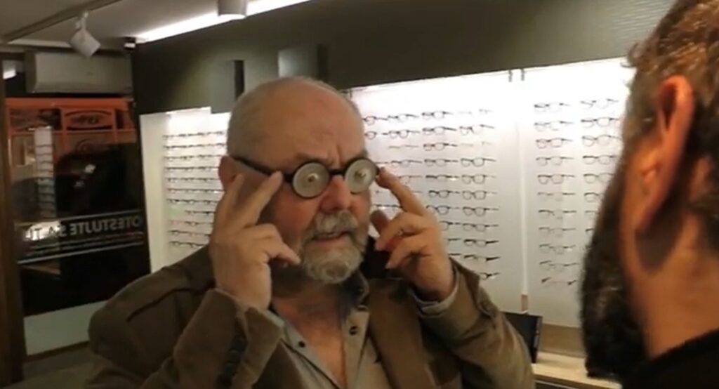 L’uomo più miope al mondo è un fotografo: ma come fa a scattare con -108 diottrie? L'uomo più miope del mondo