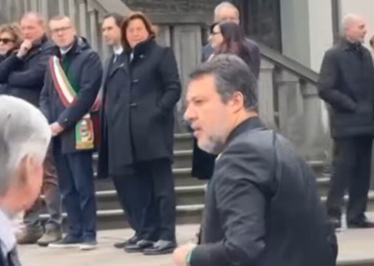 “Molla la camicia verde, vergogna!”, Matteo Salvini contestato ai funerali di Bossi: i motivi dello strappo Matteo Salvini ai funerali di Bossi