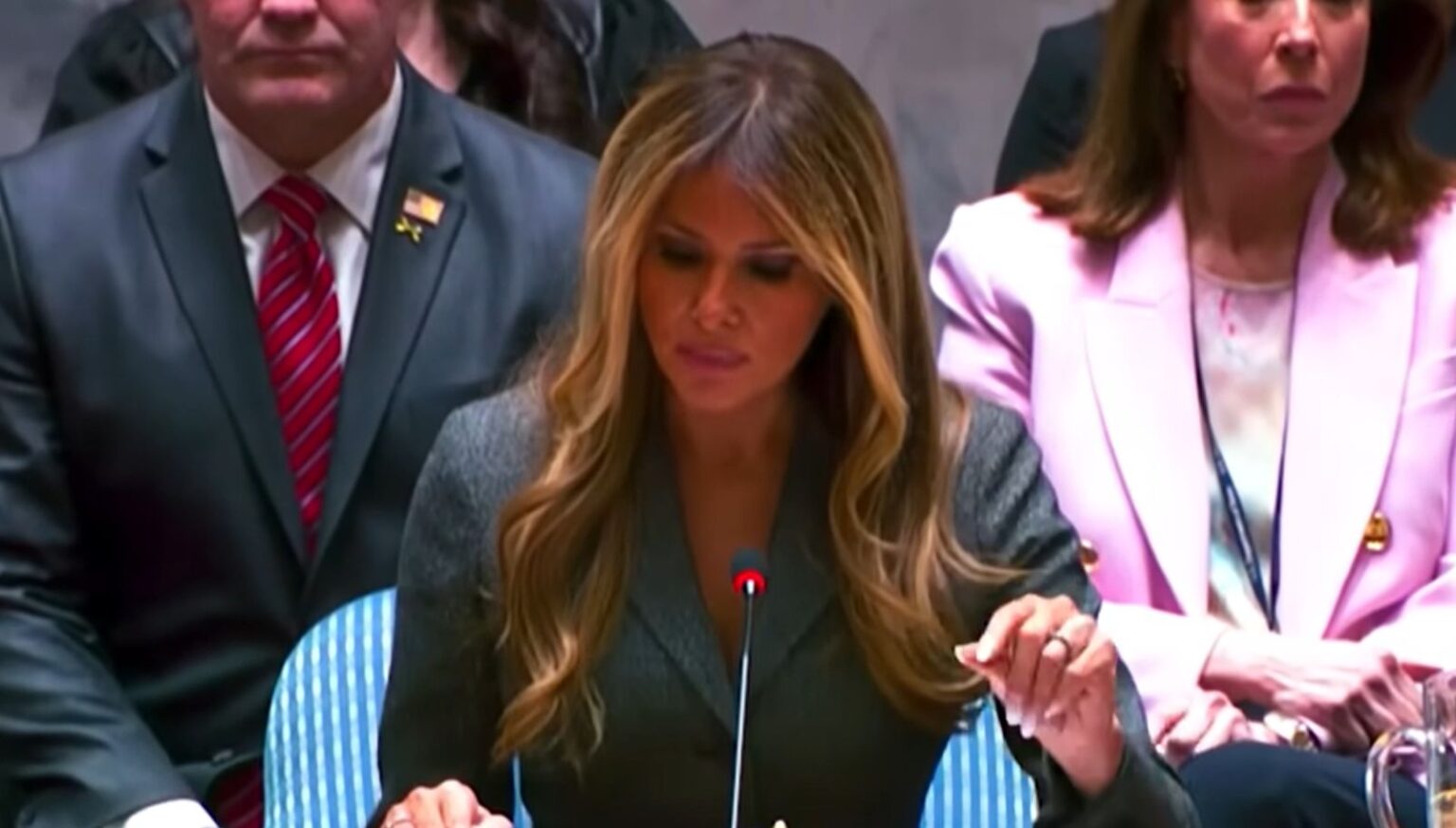 Melania Trump presiede il Consiglio di Sicurezza: prima volta nella storia ONU. Ma fuori dal Palazzo di Vetro il mondo brucia Melania all'ONU