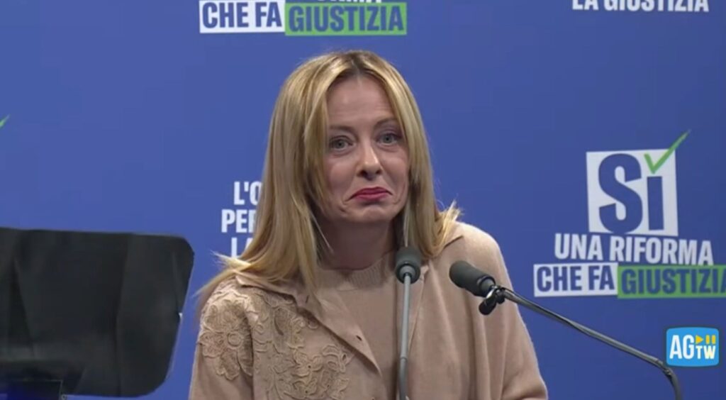 Meloni e la faccia stranita