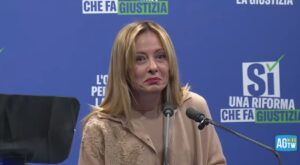 Meloni e la faccia stranita