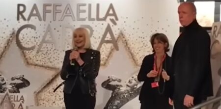 Raffaella Carrà con Bulzoni su un palco