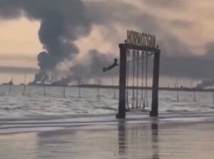 Gioca all’altalena a un passo dalla guerra: la ragazzina a Hormuz che tutti guardano increduli (VIDEO) Ragazzina che si dondola