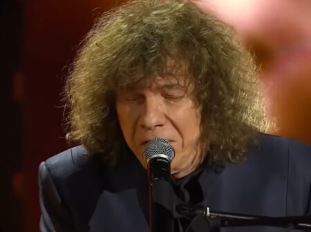 Riccardo Cocciante, dal Vietnam a Sanremo: la storia del cantautore che l’Italia ama Riccardo Cocciante