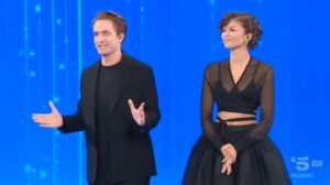 Zendaya, Pattinson e il giallo della spontaneità al serale di Amici: perché la rete non crede alla reazione dei ragazzi? Robert Pattinson e Zendaya ad Amici 2026