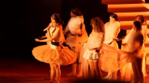 Rosalia durante il concerto a Milano del 25 marzo, poi interrotto