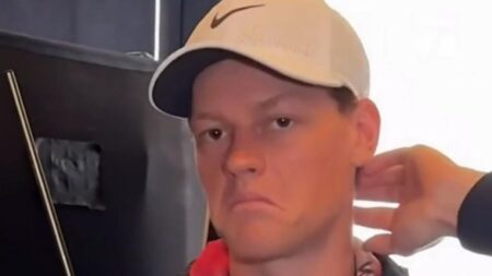 “Devo dire qualcosa?”: Sinner gelato dalla domanda senza senso, la sua faccia è già un meme mondiale Sinner nel frame del video di Gazzetta