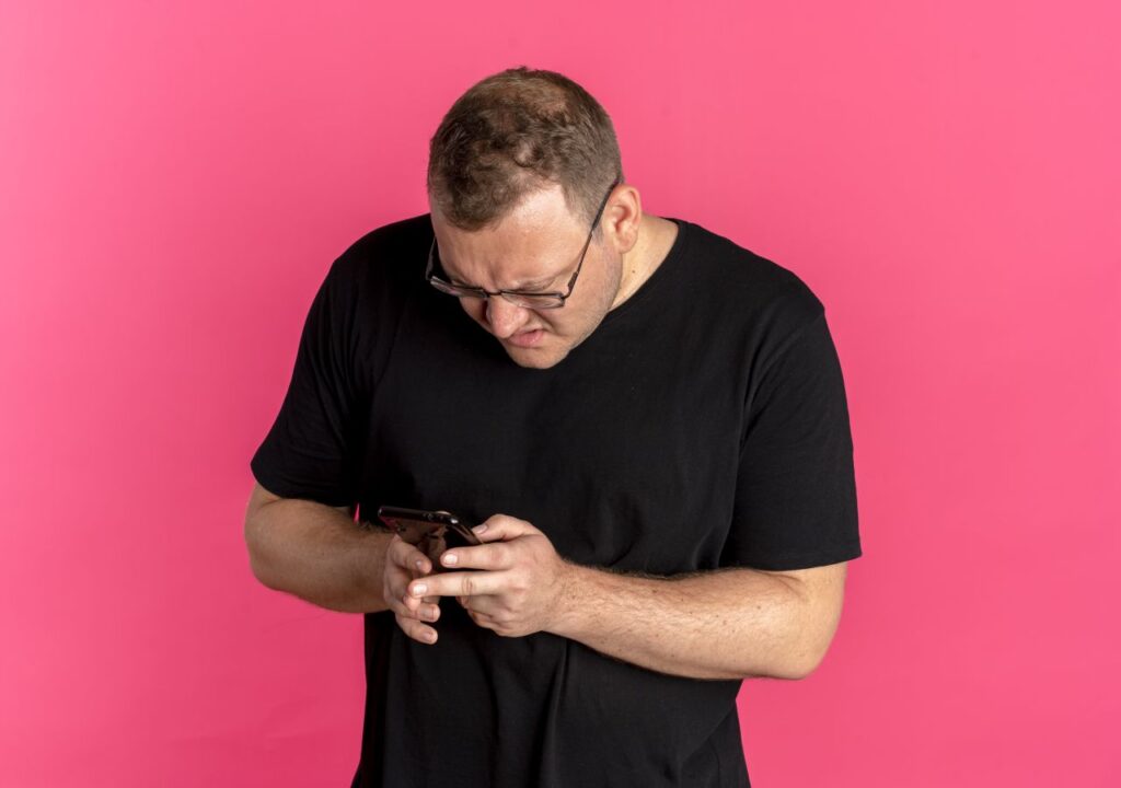 Persona che guarda il telefono con sospetto