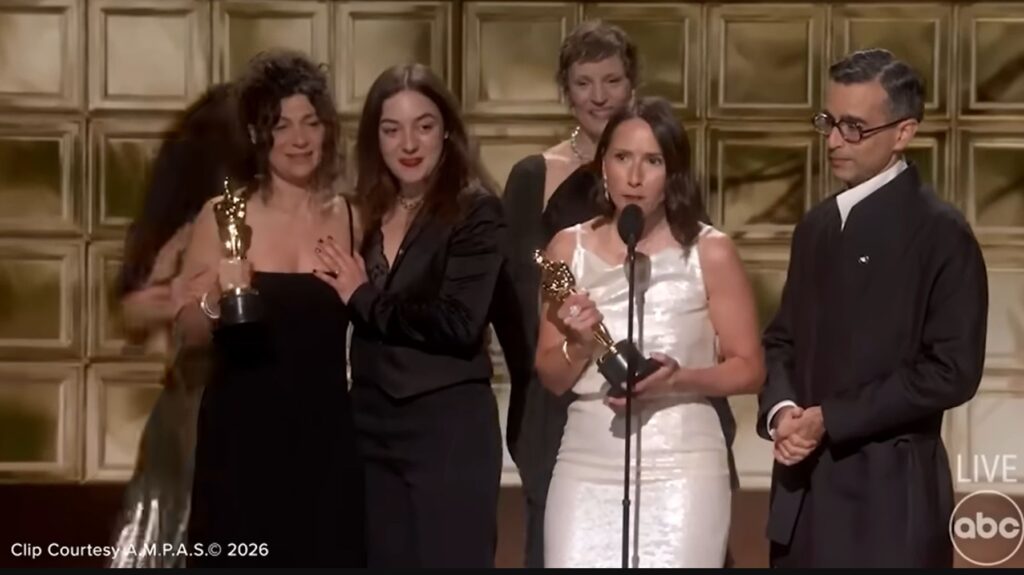 Valentina Merli e l’amara verità dell’unica vincitrice italiana agli Oscar: “Da noi la cultura è lasciata sola” Valentina Merli sulla sinistra stringe in mano l'Oscar