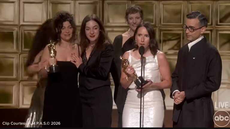 Valentina Merli e l’amara verità dell’unica vincitrice italiana agli Oscar: “Da noi la cultura è lasciata sola” Valentina Merli sulla sinistra stringe in mano l'Oscar