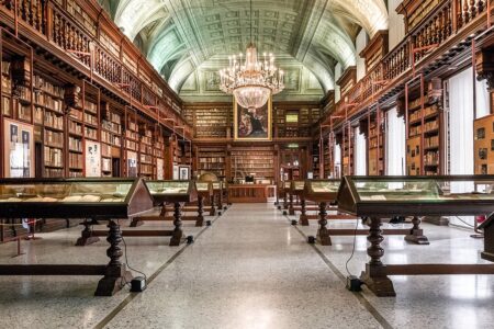 “Che senso ha allenarsi tra i manoscritti?”: la biblioteca Braidense diventa palestra per un’ora ed è polemica Biblioteca Braidense Sala Maria Teresa