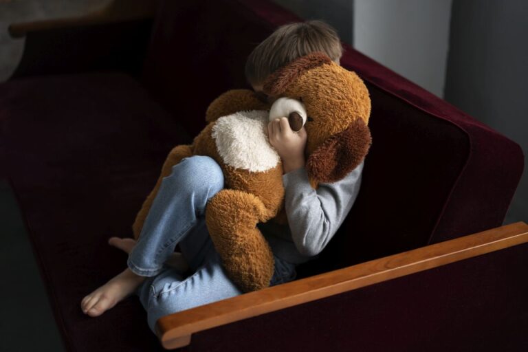 Blitz alla stazione di Roma: arrestati noto giornalista e la compagna per gravi reati su minori bimbo si protegge dietro orsacchiotto