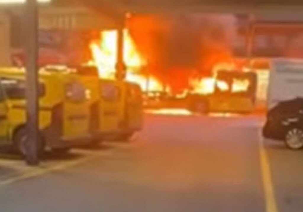 bus in fiamme