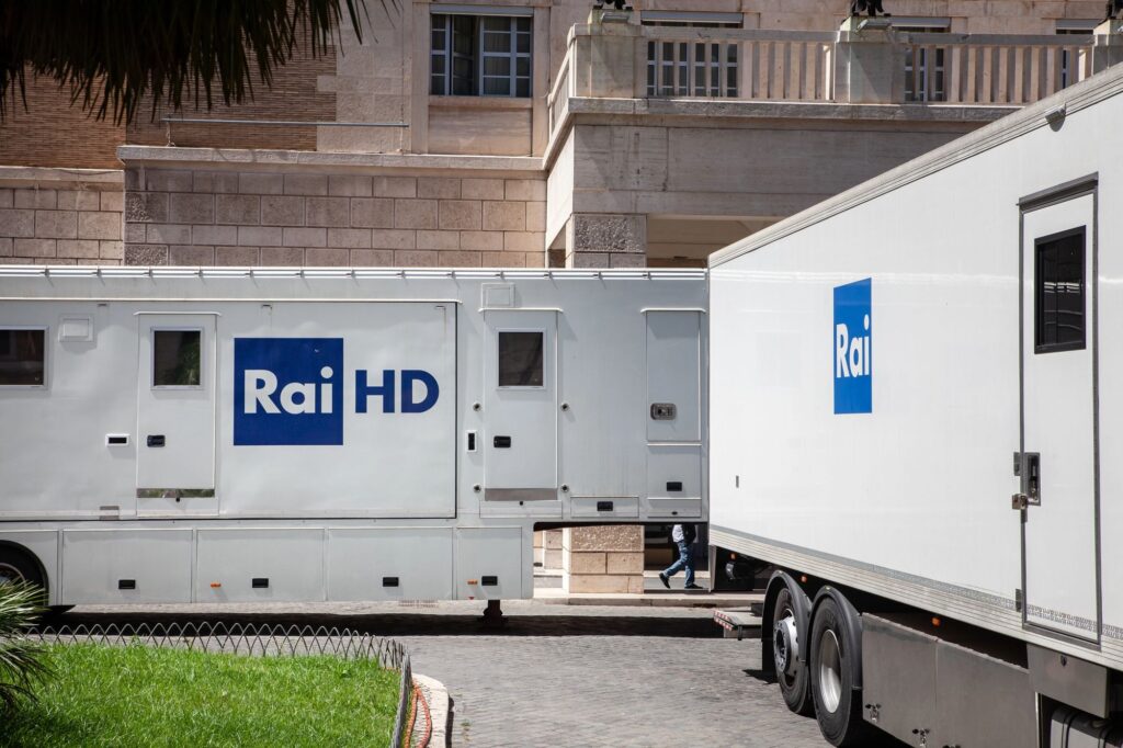 Rai “a processo” in Commissione di Vigilanza: il punto che ha messo in difficoltà l’AD Rossi è stato uno in particolare camion Rai