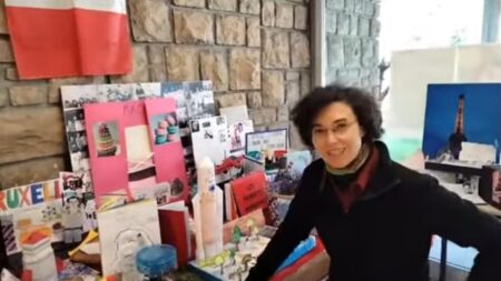 Insegnava francese anche su YouTube: chi è Chiara Mocchi, la prof di Trescore Balneario colpita da un suo studente Chiara Mocchi in uno dei suoi video