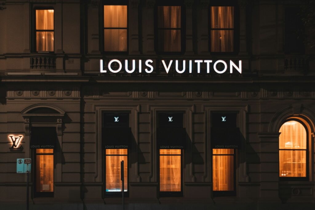 La borsa di Louis Vuitton quest’anno si mangia: ecco l’uovo di Pasqua della Maison, dal costo di 250€ Un negozio Louis Vuitton