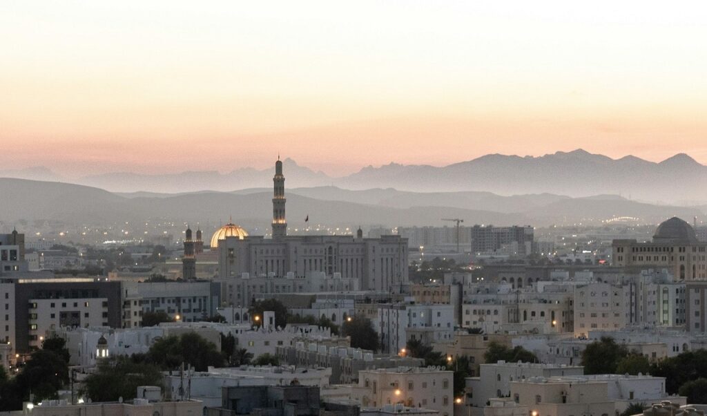 Una vista di Mascate, in Oman, da cui i primi italiani hanno lasciato il Medio Oriente