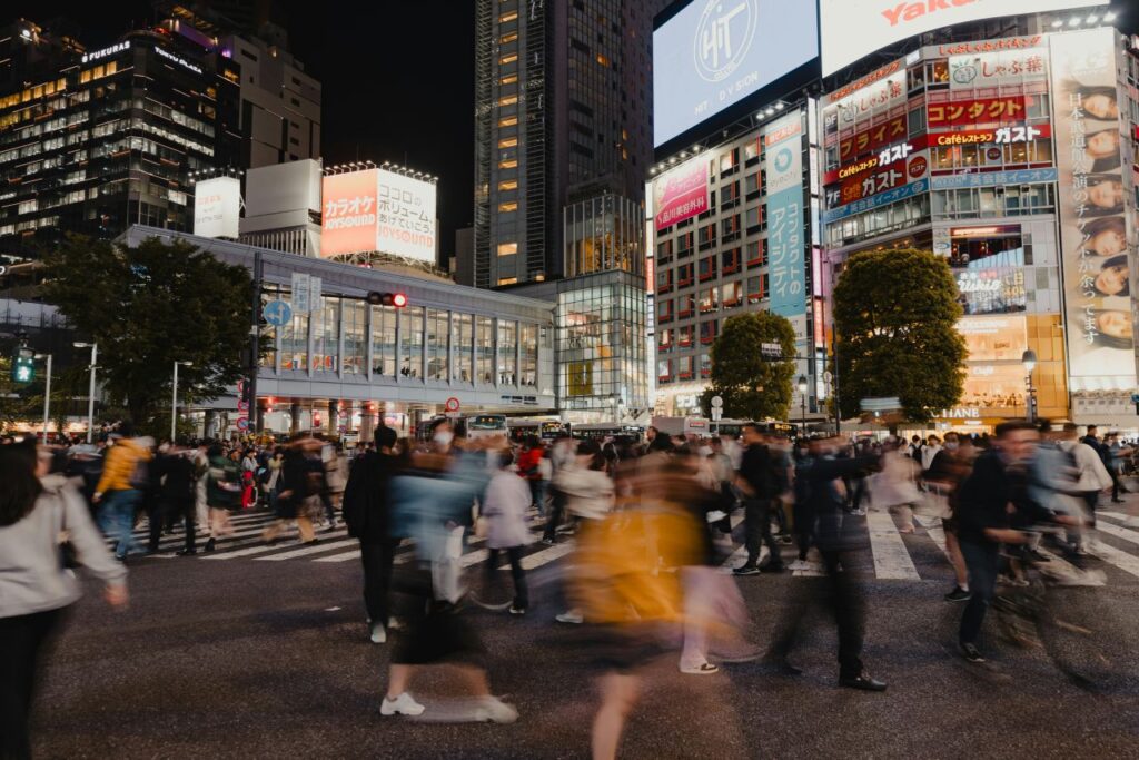 gente che attraversa incrocio a Shibuya