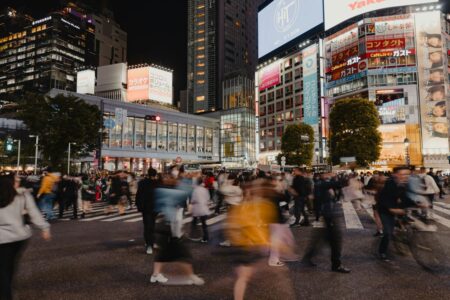 gente che attraversa incrocio a Shibuya