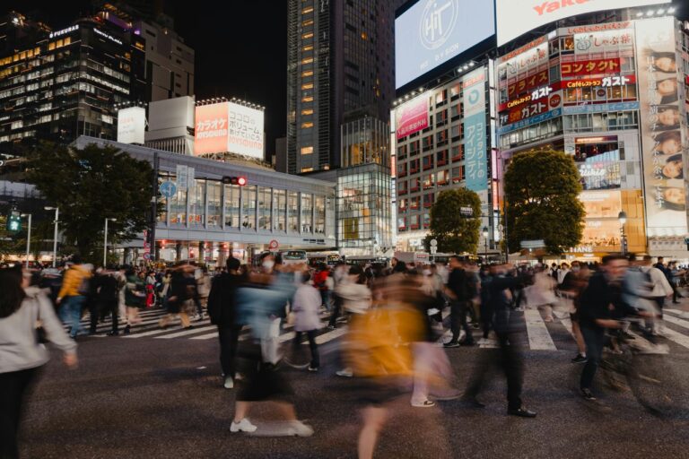 gente che attraversa incrocio a Shibuya