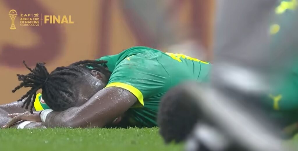 giocatori del Senegal a terra