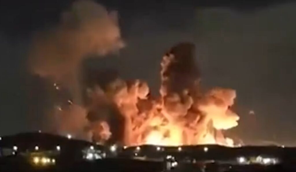 Esplosioni in Iran, il video postato da Trump fa il giro del web. Ma c’è un dettaglio che ci riguarda tutti (VIDEO) Un'immagine dell'attacco israelo-americano a Isfahan