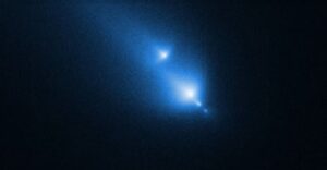 Mai visto nulla di simile, Hubble cattura (per caso) l’incredibile frammentazione di una cometa vicina al Sole la frammentazione della cometa catturata da Hubble