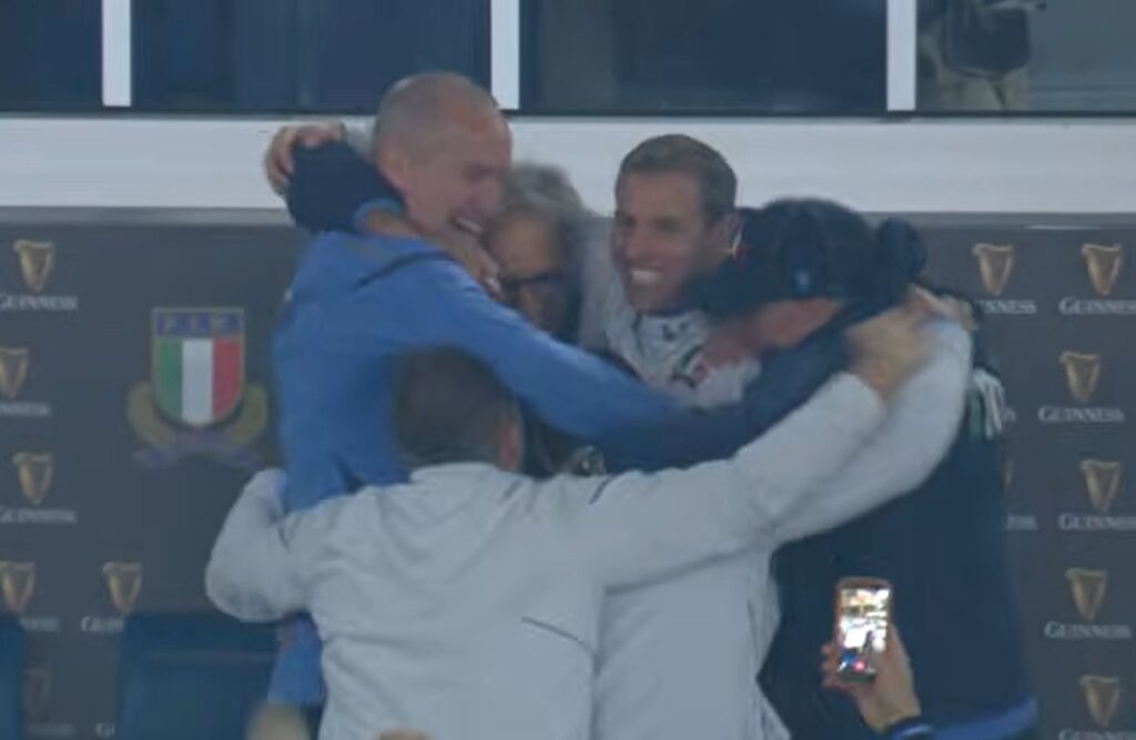 la panchina azzurra del rugby festeggia