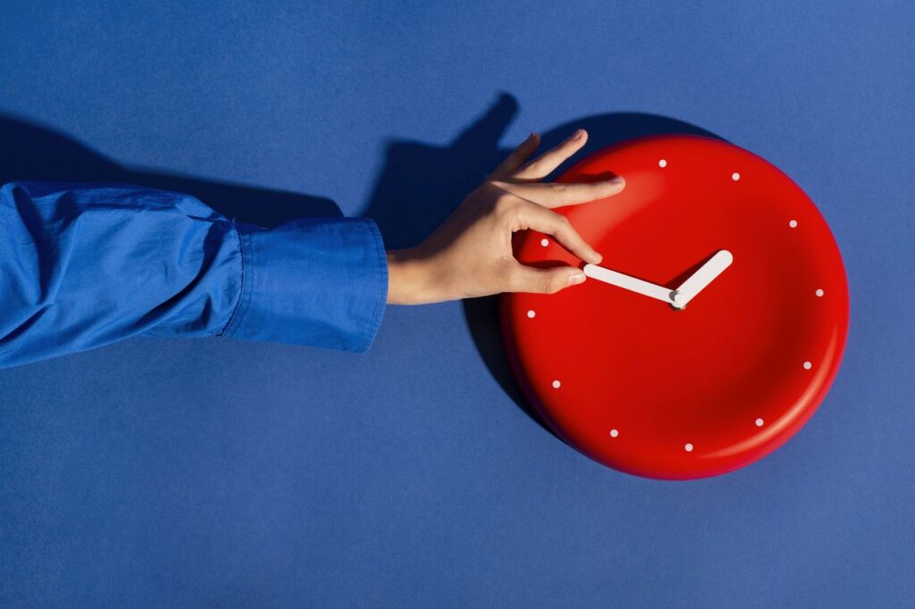 mano che sposta lancette orologio