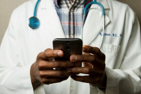 Molti non lo hanno autorizzato (per paura): cos’è il fascicolo sanitario elettronico, operativo dal 31 marzo Un medico con uno smartphone in mano