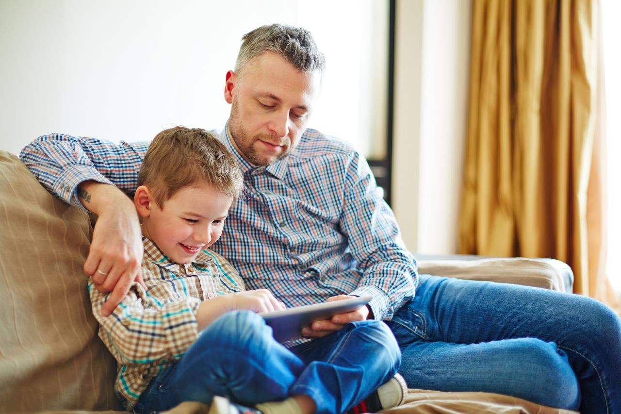Padre e figlio insieme sul divano