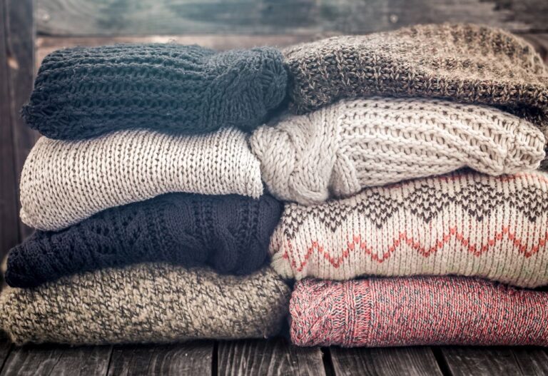 Il tuo maglione continua a fare pallini? Non buttarlo, fai questo invece pile di maglioni