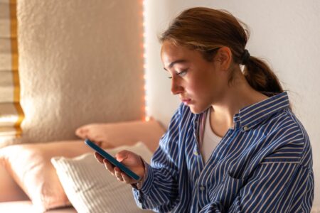 ragazza che guarda cellulare