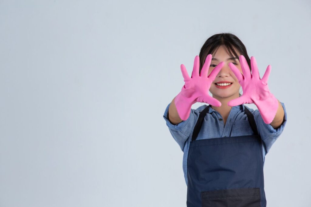 Ragazza che mostra guanti