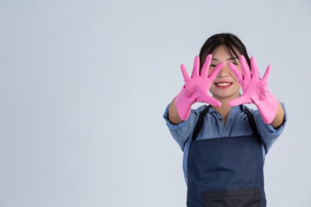 Ragazza che mostra guanti