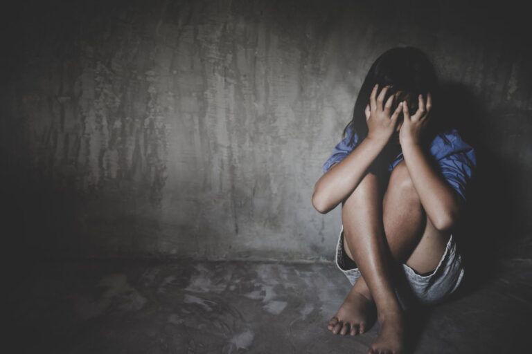 ragazzina che si protegge