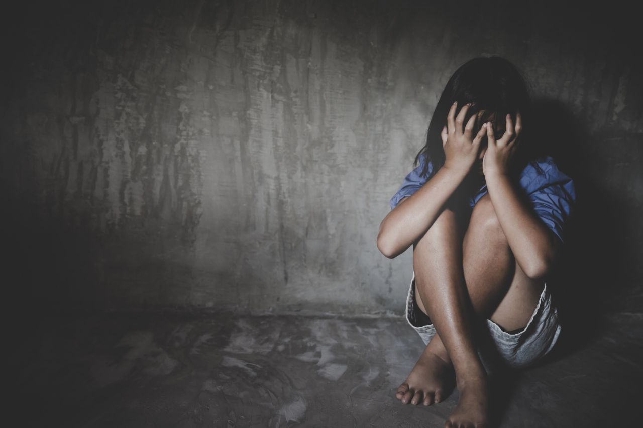 ragazzina che si protegge