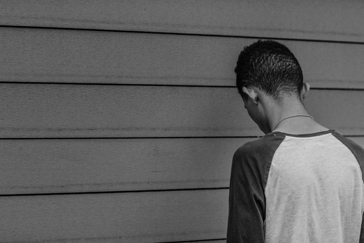 ragazzo di spalle