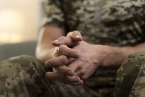 soldato con le mani giunte