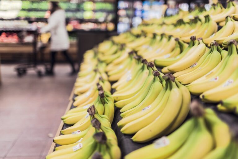 Banane esposte in un supermercato
