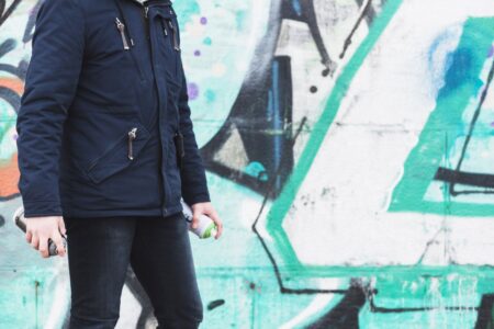 Banksy non è più anonimo: il nome, l’arresto a New York e l’allarme dei legali: “Ora l’artista è in pericolo” street artist con bombolette