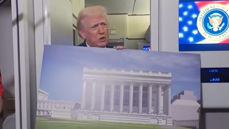 Trump presenta in volo il suo sogno proibito: la sala da ballo “più bella del mondo”, ma piovono critiche (VIDEO) Donald Trump mostra un rendering della nuova sala da ballo della Casa Bianca