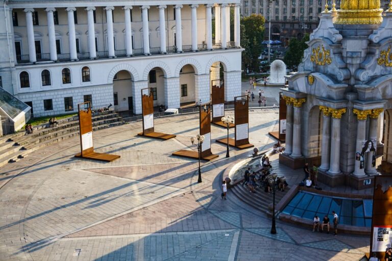 Attacco a Kiev, un ordigno russo raggiunge Maidan per la prima volta: il valore dello sfregio nel luogo simbolo uno scorcio di piazza Maidan